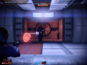 Mass Effect 2 : Aus diesem Aufzug kommen drei Gegner, umstellen Sie Ihn daher vorher geschickt.