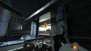 Portal 2 : Mit einem Portal kommen Sie auf das Laufband.